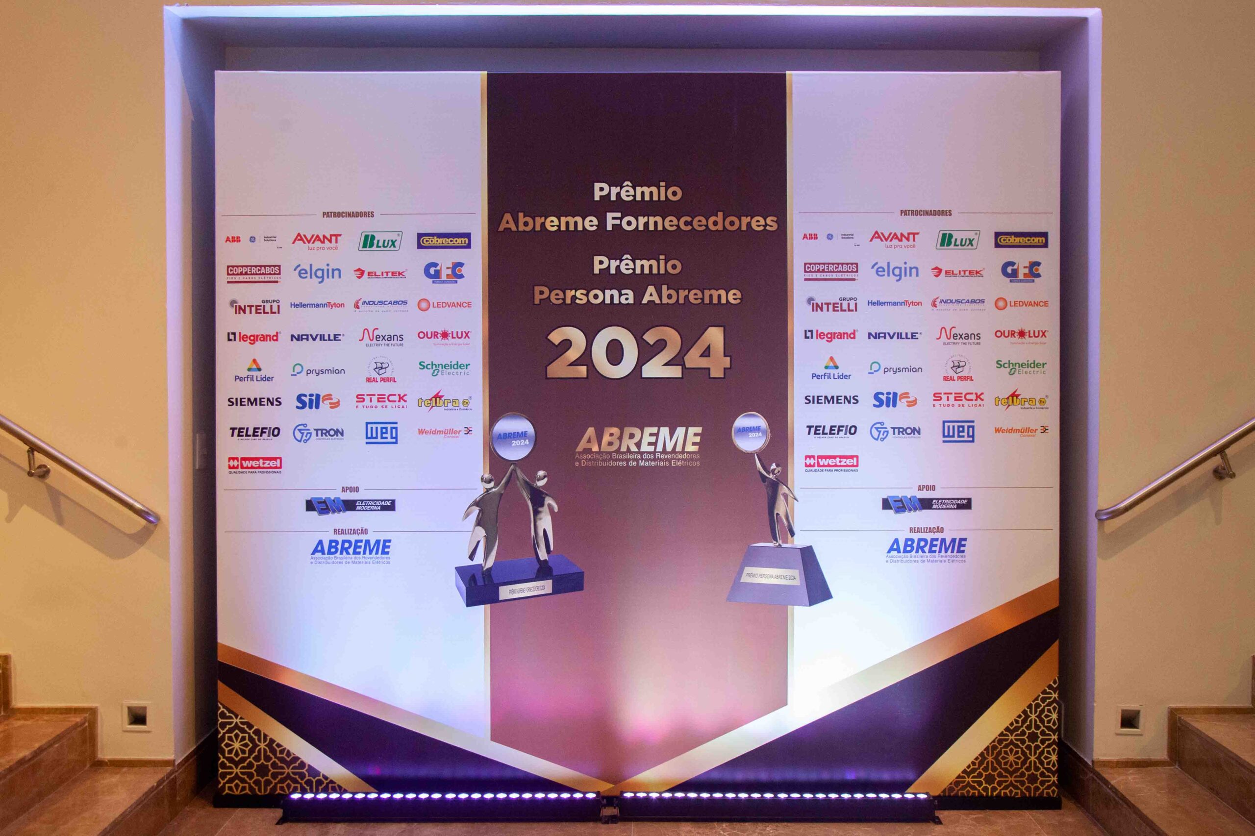 PRÊMIO ABREME FORNECEDORES – PRÊMIO PERSONA ABREME 2024”
PATROCINADORES DO EVENTO 2024.
APOIO E DIVULGAÇÃO REVISTA ELETRICIDADE MODERNA.