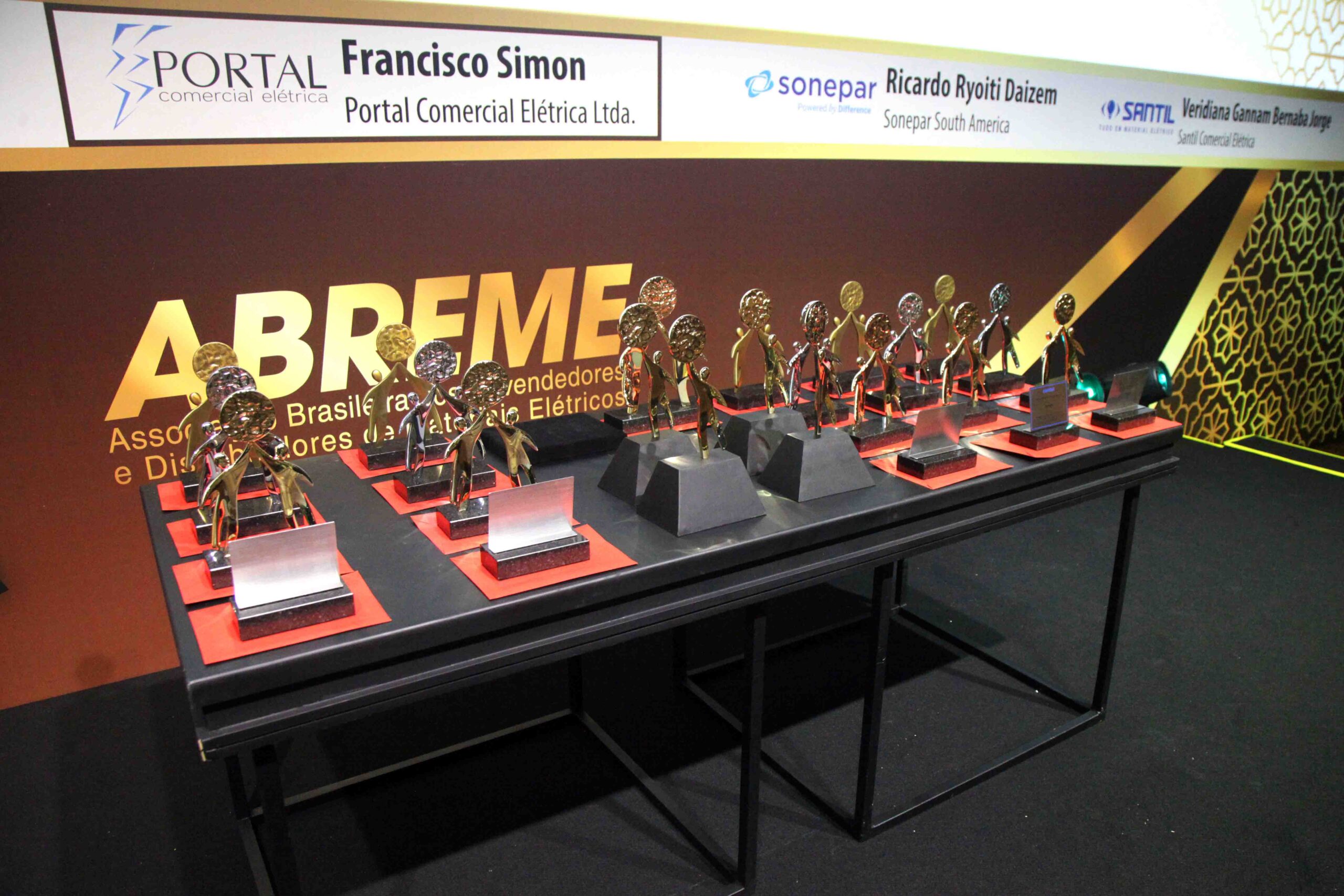 TROFÉUS “ PRÊMIO ABREME FORNECEDORES – PRÊMIO PERSONA ABREME 2024”