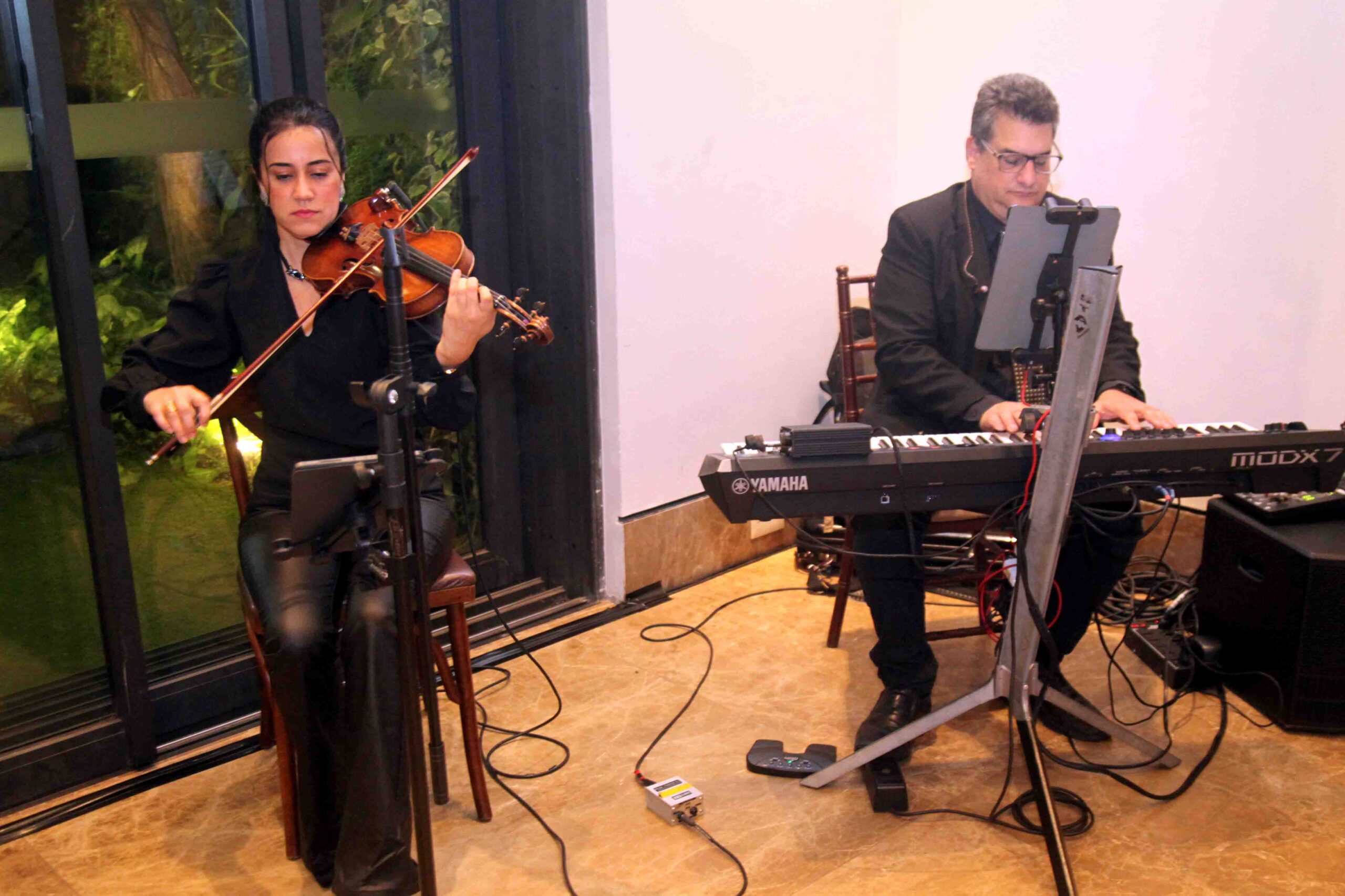 REDSTATION EVENTOS –  NO VIOLINO ANA PAULA ELOI E NO TECLADO MARCELO FRENKIEL