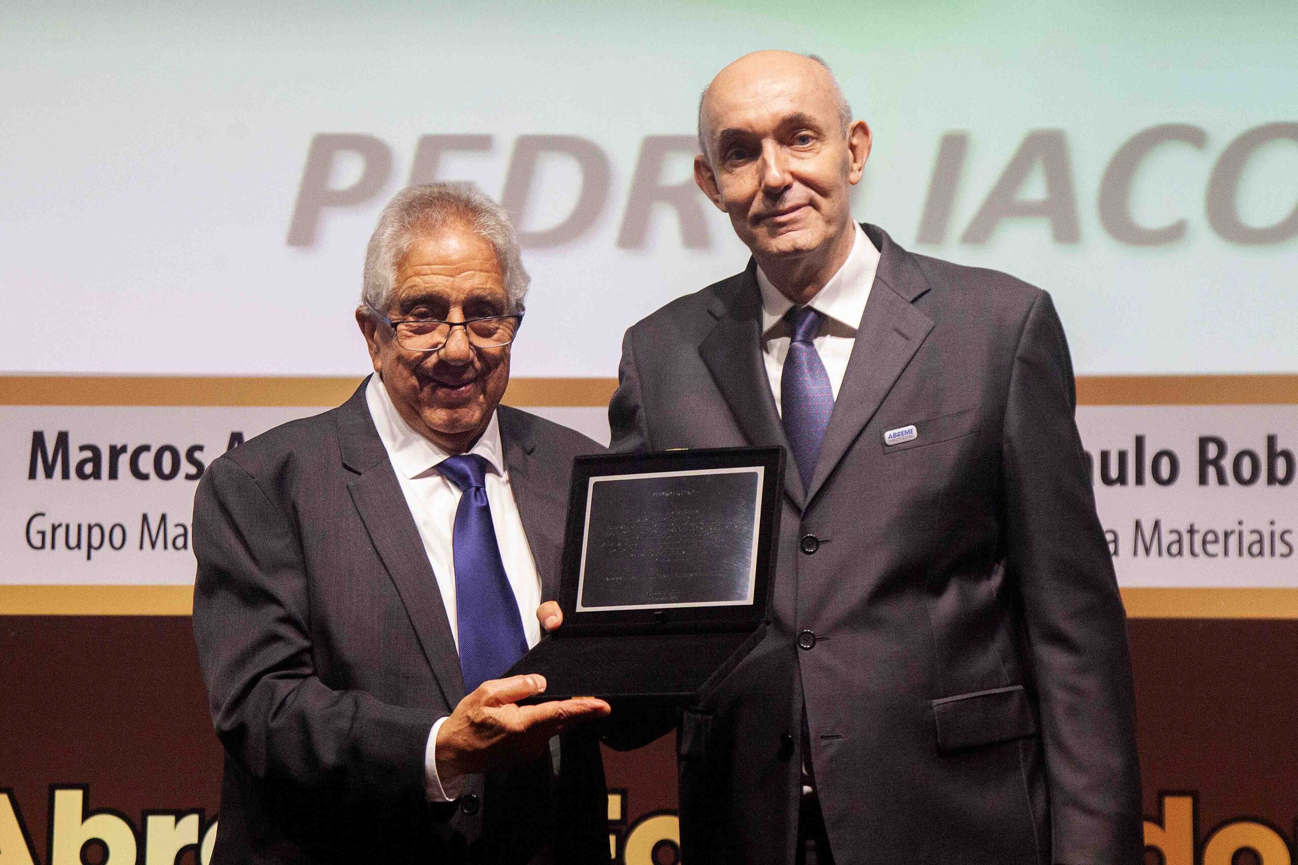 SR. PEDRO IACONO FUNDADOR E 1º PRESIDENTE DA ABREME AO LADO DE MARCOS SUTIRO (DIRETOR ABREME) MOMENTO EM QUE RECEBE A PLACA DE HOMENAGEM