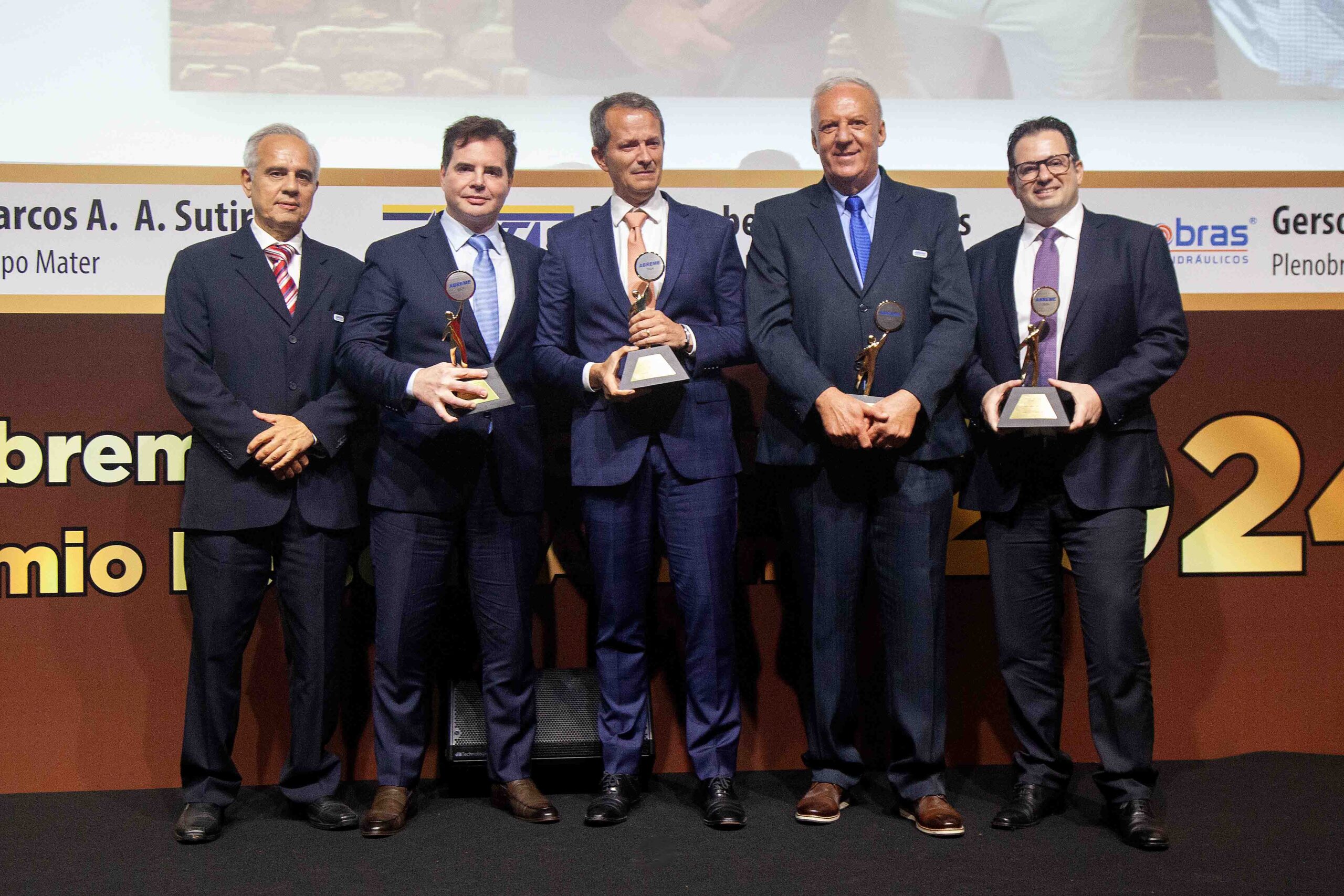 Diretores ABREME Sr. Francisco Simon e Sr. Paulo Campos  entregam aos Srs. Gustavo Ruas – Rafael Ruas Diretores e Jackson Santos Diretor Comercial da empresa COBRECOM, troféu Persona 2024, Sr. Gustavo Ruas recebe troféu em Homenagem Póstuma ao pai o Sr. Reinaldo Ruas.