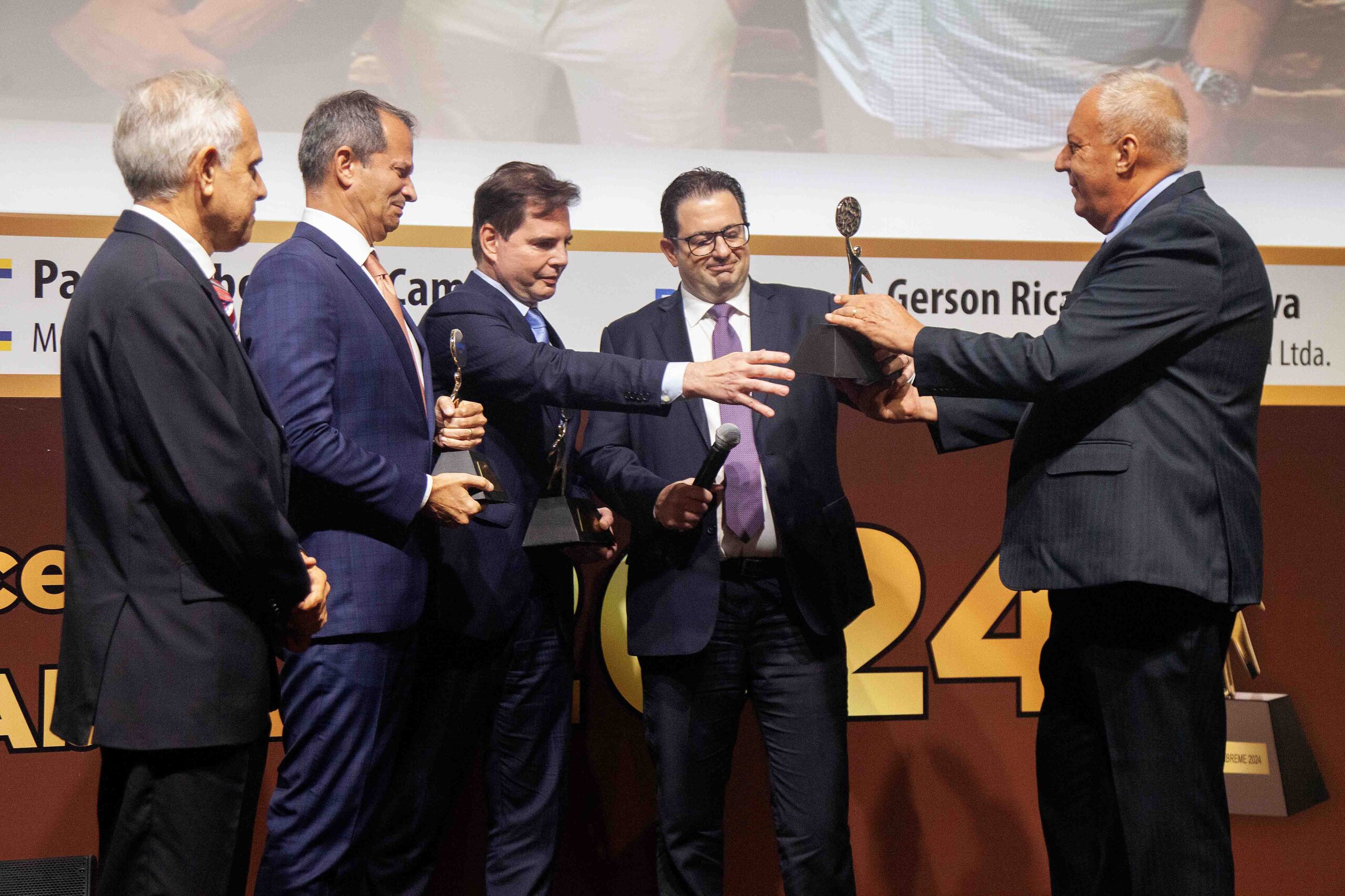 PAULO ROBERTO DE CAMPOS (DIRETOR ABREME) – JACKSON SANTOS – GUSTAVO RUAS – RAFAEL RUAS DA EMPRESA COBRECOM – FRANCISCO SIMON (DIRETOR ABREME) NA ENTREGA DA HOMENAGEM PÓSTUMA TROFEU PERSONA A SR. REINALDO RUAS PAI E FUNDADOR DA COBRECOM