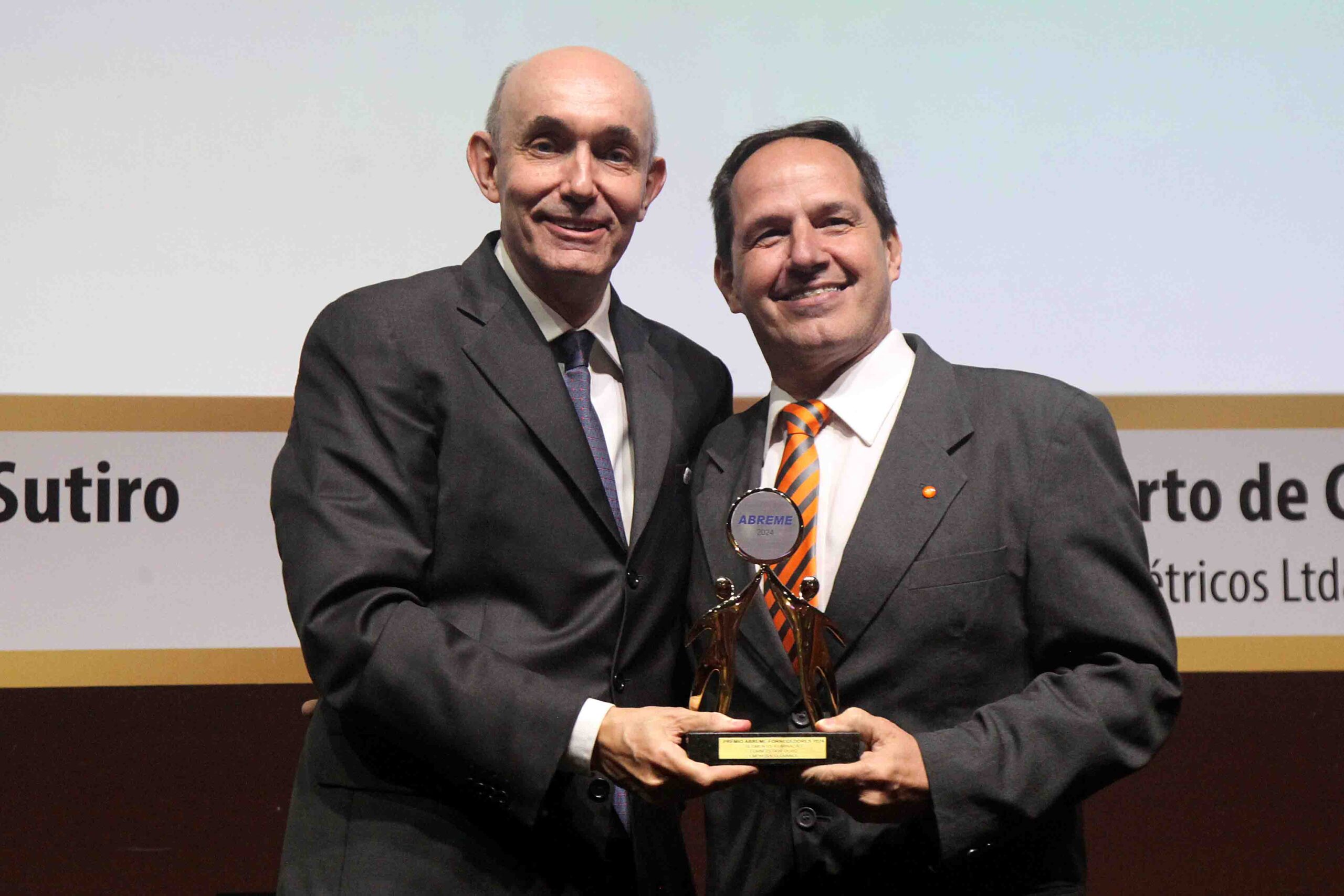 Diretor ABREME Sr. Marcos Sutiro entrega ao Sr. Jean Carlos Bazeto Diretor comercial da empresa LEDVANCE troféu Ouro 2024 segmento Iluminação.