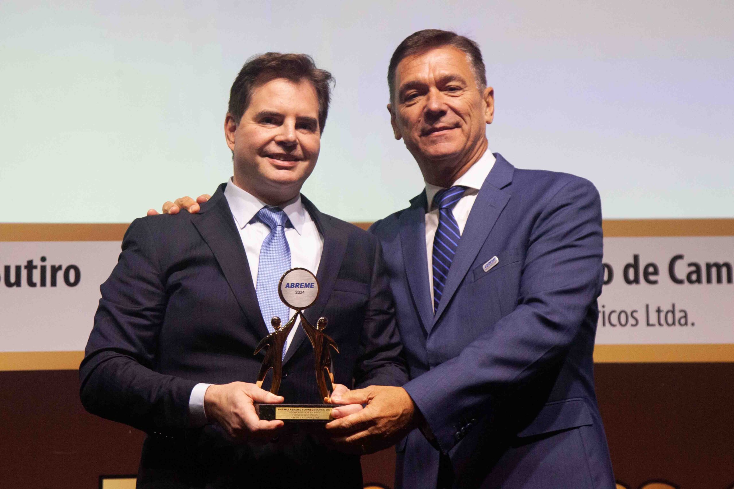 Diretor ABREME Sr. Gerson Salles entrega ao Sr. Gustavo Ruas Diretor da empresa COBRECOM troféu Ouro 2024 segmento Fios e Cabos.