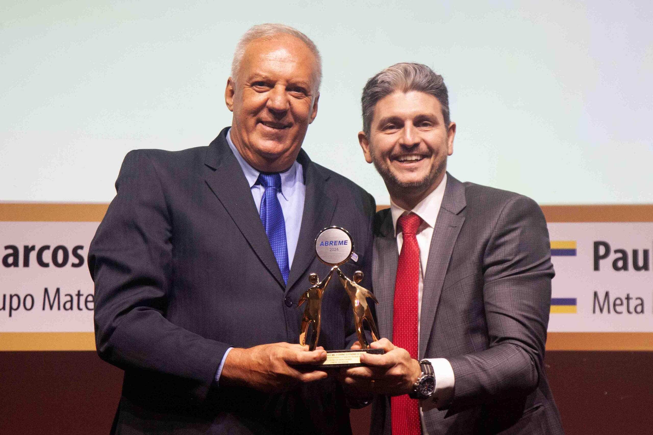 Diretor ABREME Sr. Francisco Simon entrega ao Sr. Klecios Souza CEO da empresa STECK troféu Ouro 2024 segmento Dispositivos Elétricos Residenciais.