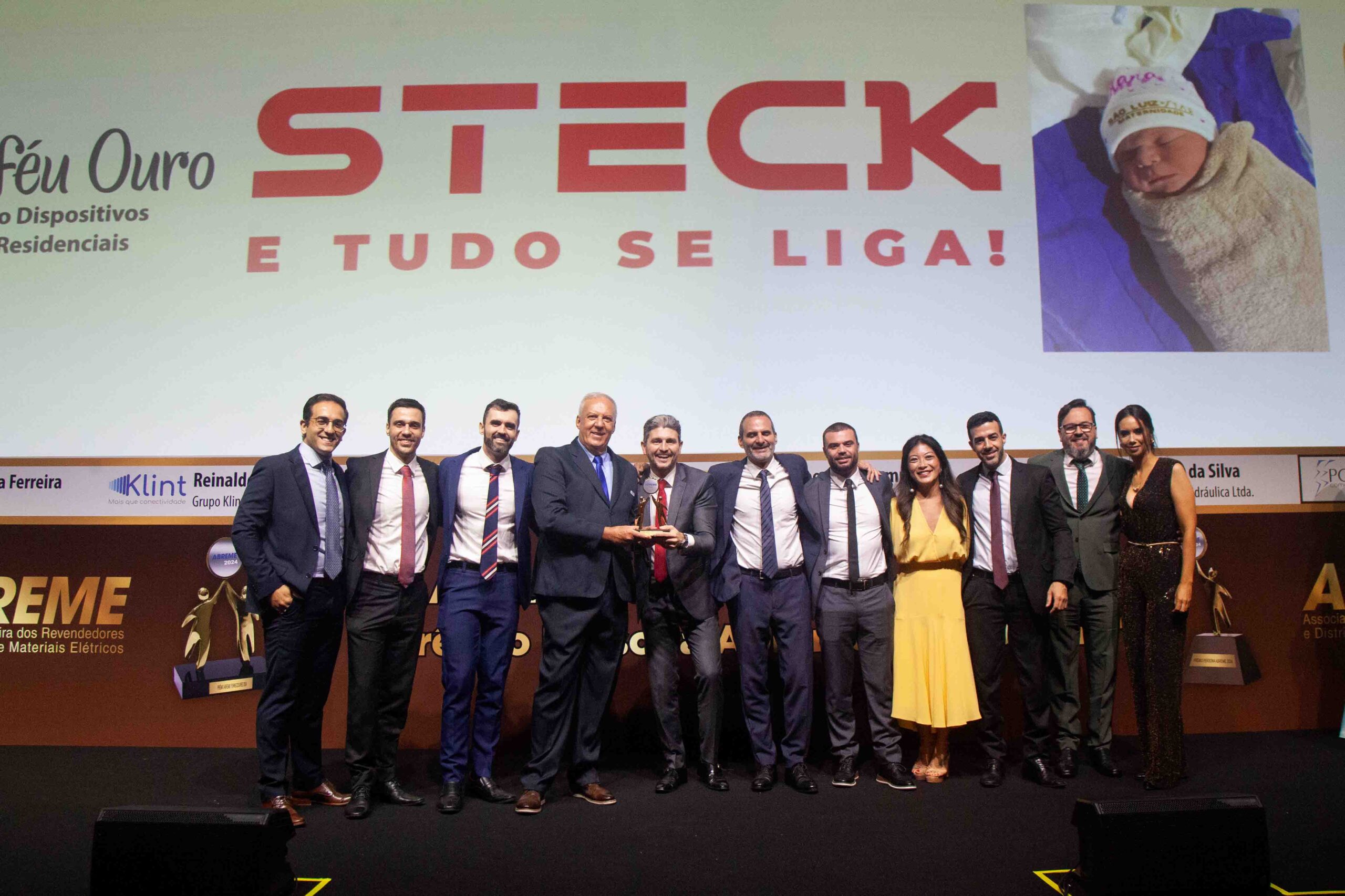 PATROCINADORA STECK –ALEXIS RUBIO – RAPHAEL VITORETTI – FERNANDO MOREIRA – FRANCISCO SIMON (DIRETOR ABREME) – KLECIOS SOUZA – THOMAS BELAISCH – LUCIANO ANDREOLLI – ERICA IHA – DANIEL SANTOS – SÉRGIO PASCON E MÔNICA SILVA E ACIMA A PEQUENA CLARINHA FILHA DE KLECIO SOUZA CEO DA EMPRESA STECK.