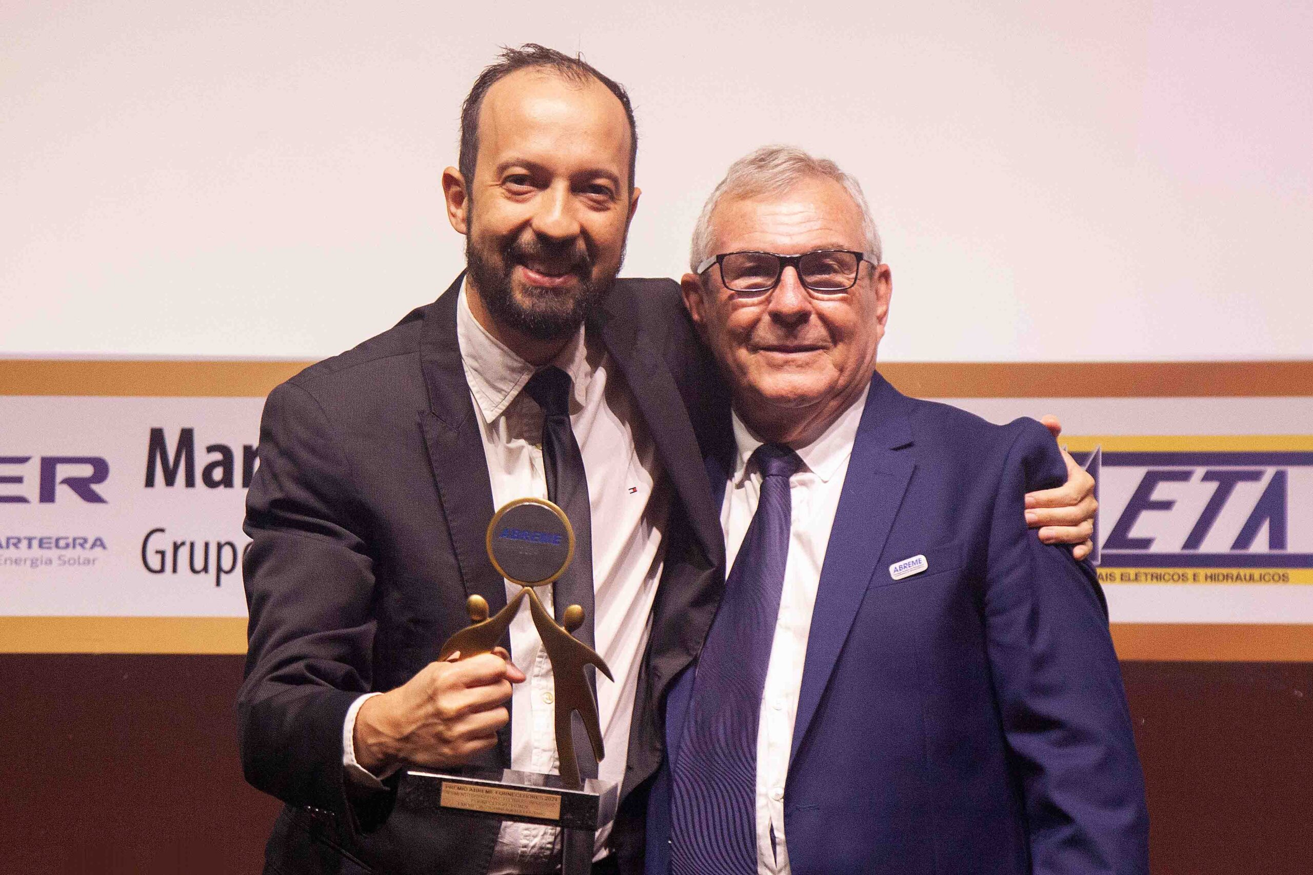 Diretor ABREME Sr. Reinaldo Gavioli entrega a Sr. Davi Lopes Diretor da empresa SCHNEIDER ELECTRIC troféu Bronze 2024 segmento Dispositivos Elétricos Industriais.