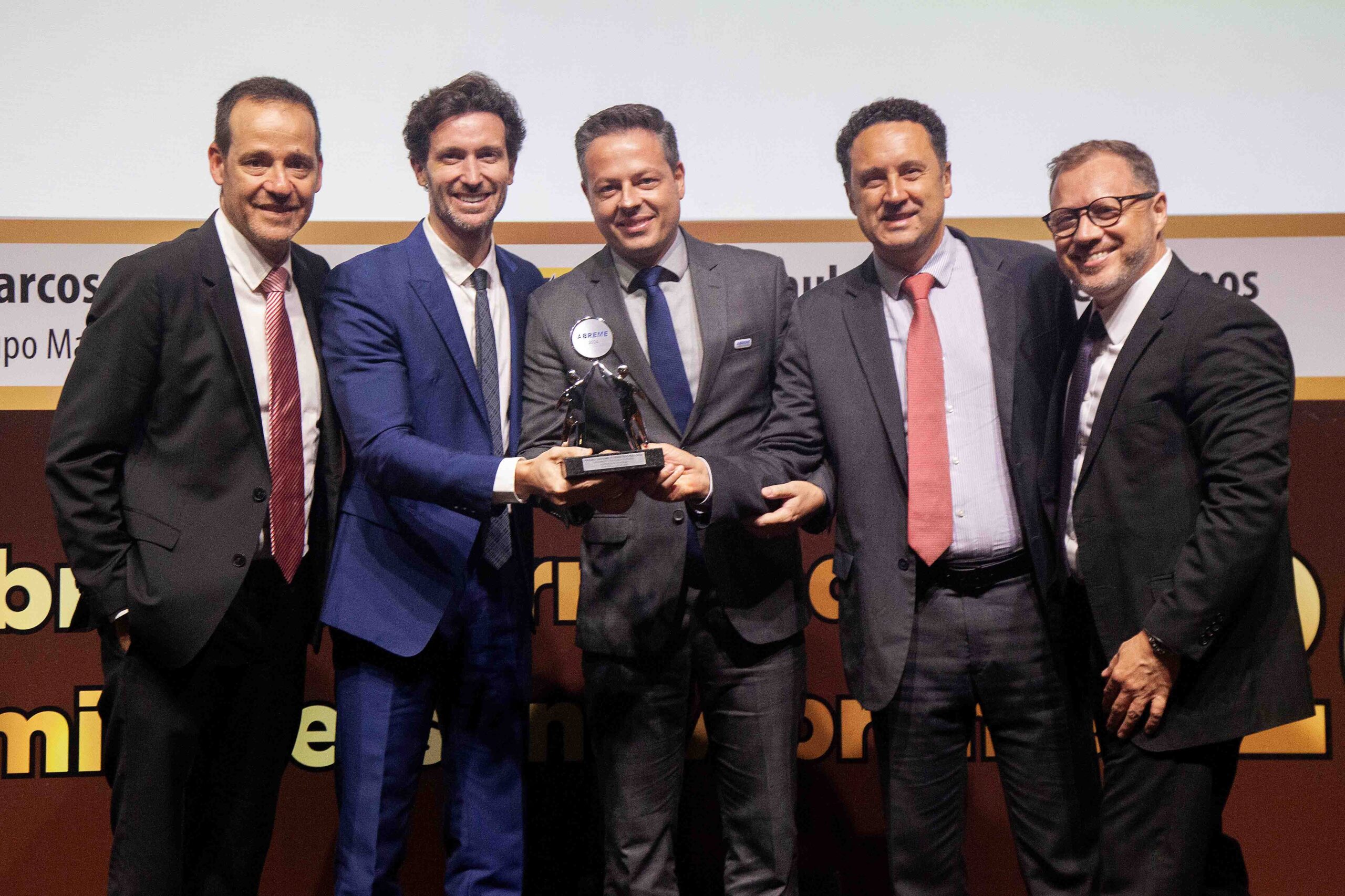 Diretor ABREME Sr. João Carlos Faria Júnior entrega aos Srs. Daniel Tatini Presidente, Thiago Freccia Diretor Comercial, Alexandre Freitas Diretor de Marketing e Nelson Rebelato Diretor Comercial da empresa LEGRAND troféu Prata 2024 segmento Infraestrutura.