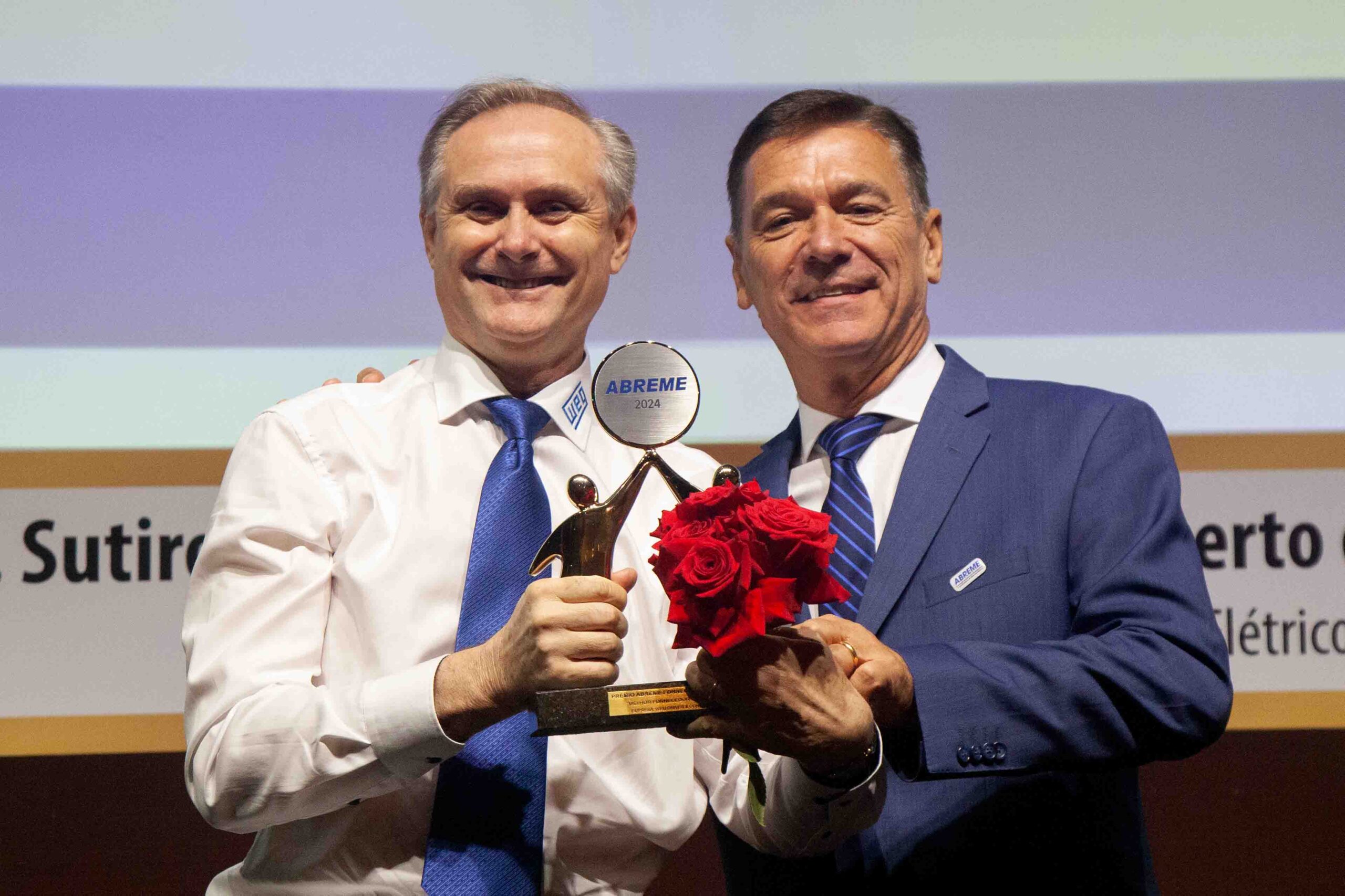 Diretor ABREME Sr. Gerson Salles entrega ao Sr. Paulo Roberto Krüger Diretor Comercial da empresa WEG troféu Fornecedor do Ano 2024.