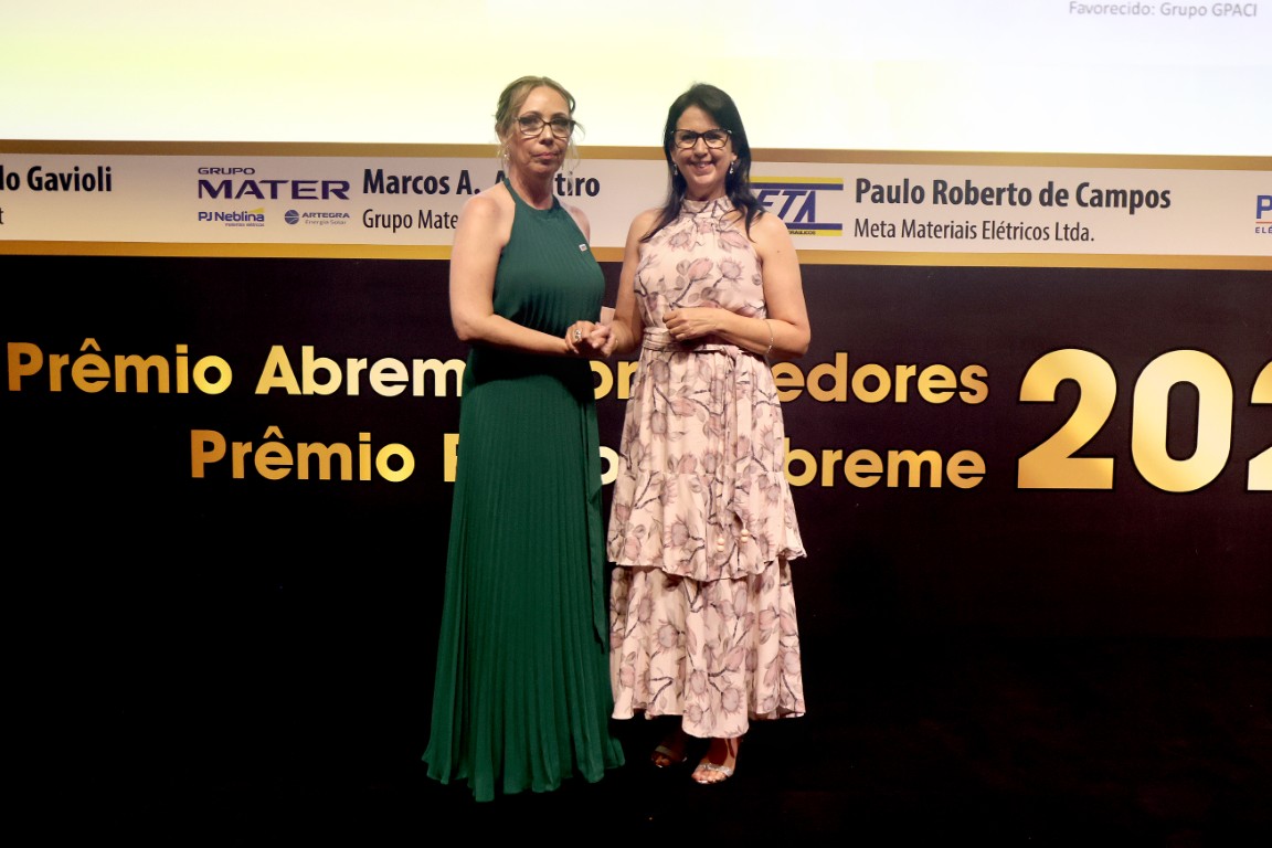 Sandra Sacchelli Tripolone secretária executiva da Abreme e Dra. Márcia Andréia Leria Gerente Hospitalar do GPACI - no momento da entrega do cheque em doação a entidade.