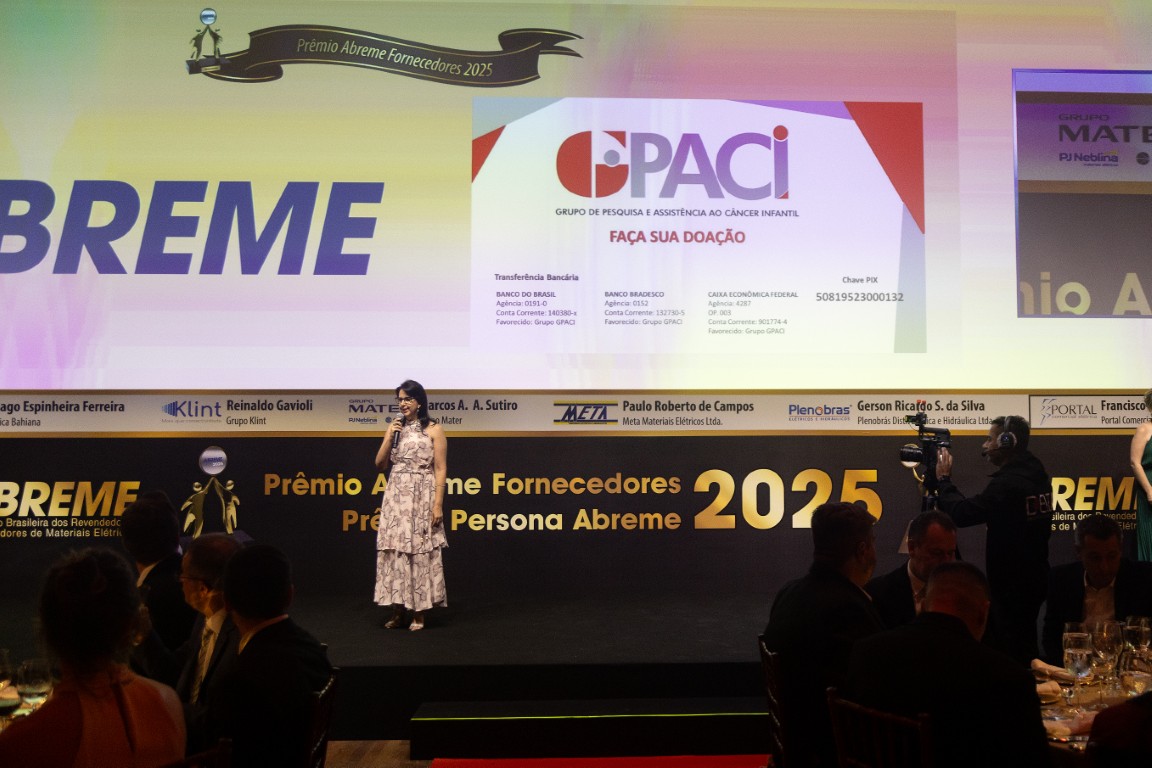 Dra. Márcia Andréia Leria Gerente Hospitalar do GPACI em agradecimento a doação recebida.